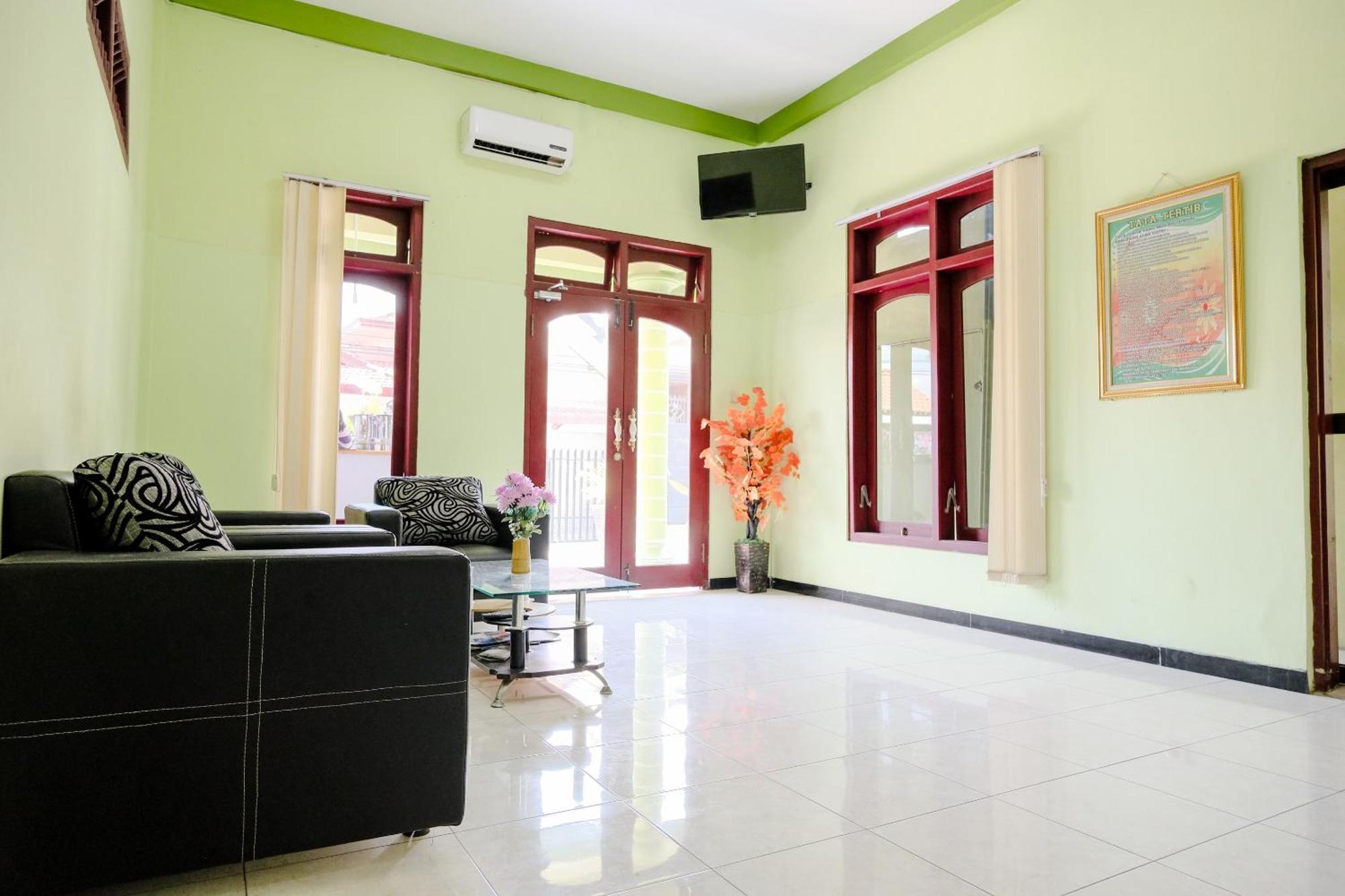 Oyo Life 2508 Alba Suites Homestay Syariah Tulungagung Buitenkant foto