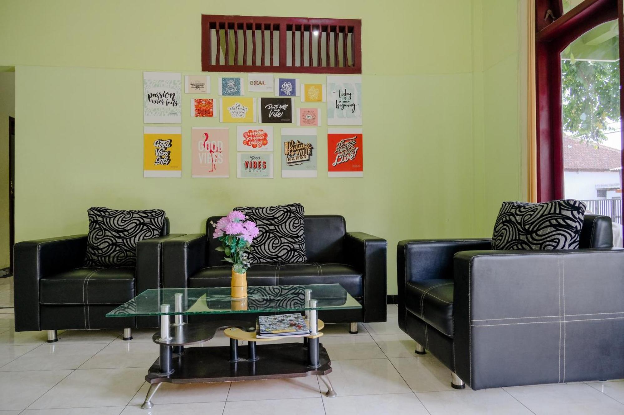Oyo Life 2508 Alba Suites Homestay Syariah Tulungagung Buitenkant foto